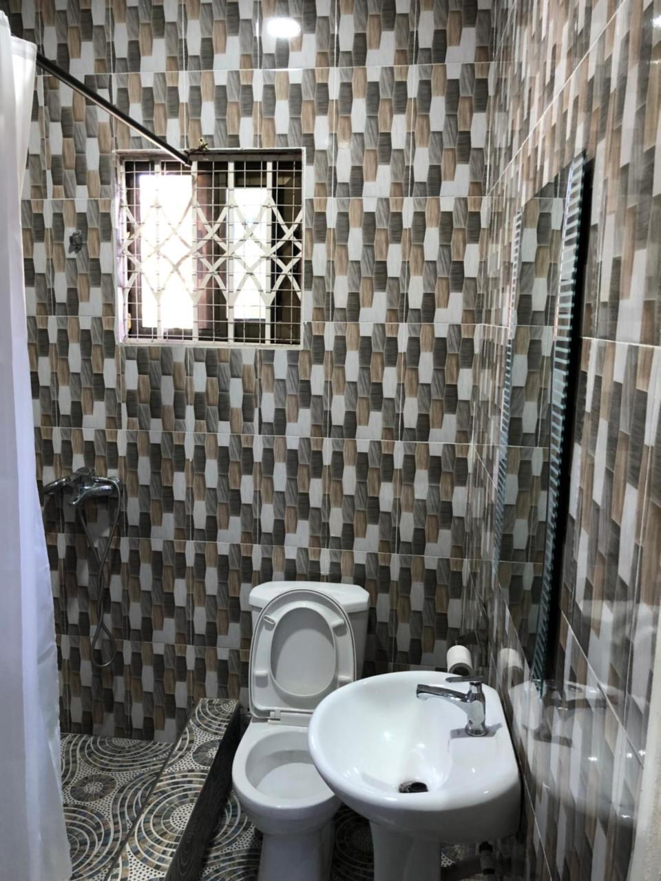 Bonsukoda Lodge Madina Luaran gambar